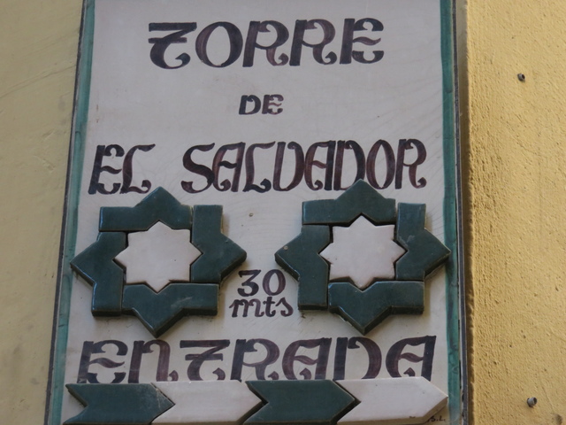 Letrero de entrada a la torre de El Salvador. Las estrellas de 8 puntas son el símbolo del mudéjar turolense.