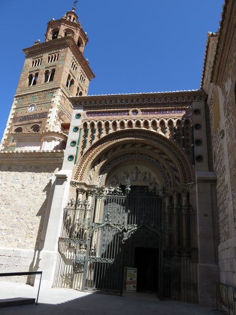Perta de la catedral donde se ve claramente el estilo mudéjar.