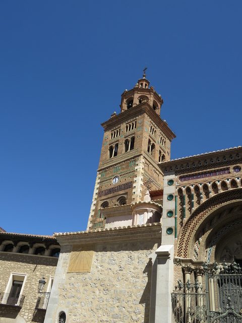 La torre con reminiscencias a alminar árabe.