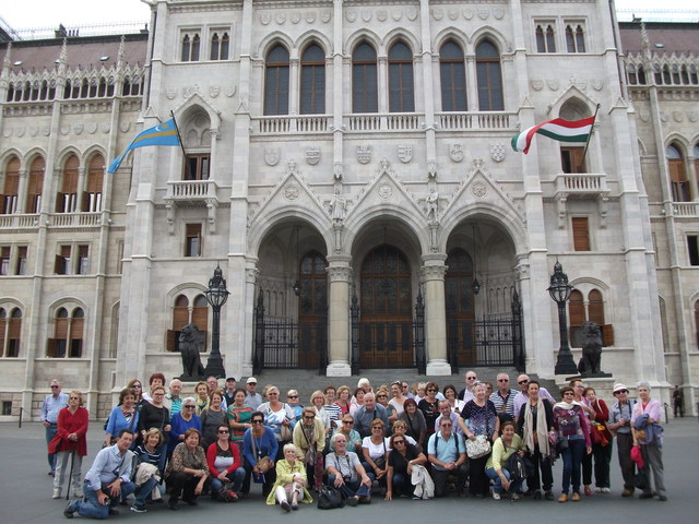 El gripo delante del Parlamento Húngaro.