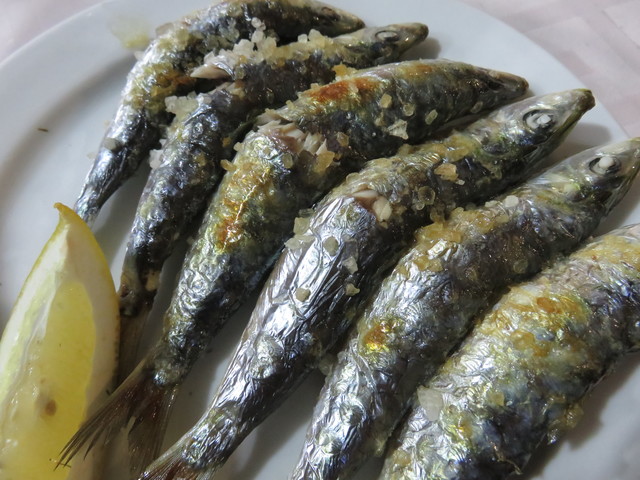 Espetos de sardinas en el plato.
