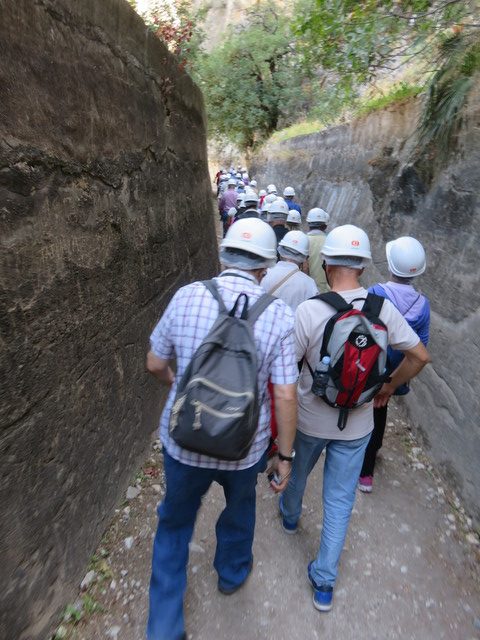 Nuestro grupo de la Asociación de Jubilados y Pensionistas de Fuengirola, tocados con el obligatorio casco, caminan por el antiguo cauce del canal.