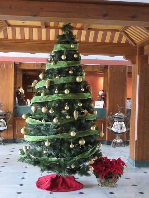 El hotel, como era de esperar, está decorado con motivos navideños.