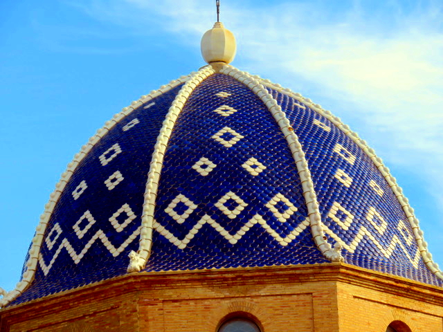 Detalle de la cúpula, con tejas vidriadas azules y blancas.