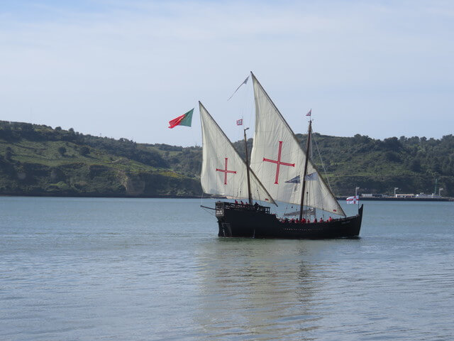 Con barcos similares al que ahpra navega por el Tajo, Portugal hizo sus grandes descubrimientos. 
